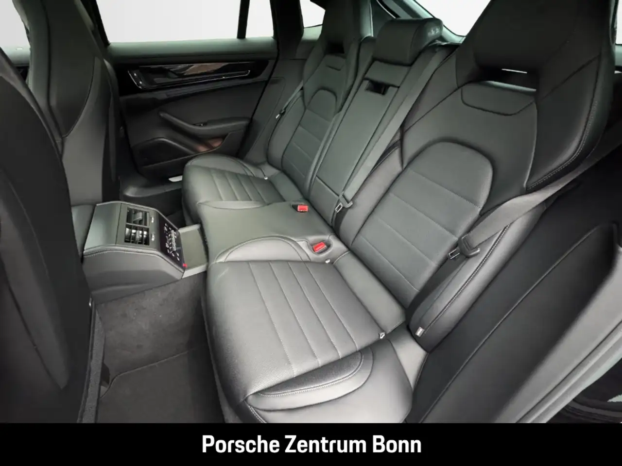 Porsche Panamera 4 13