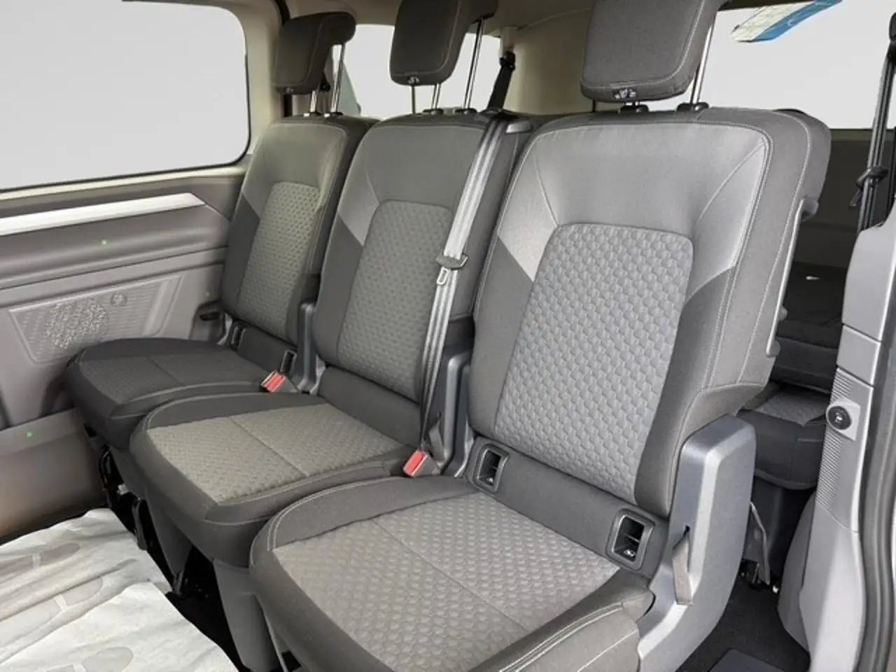 Volkswagen T7 Caravelle 4