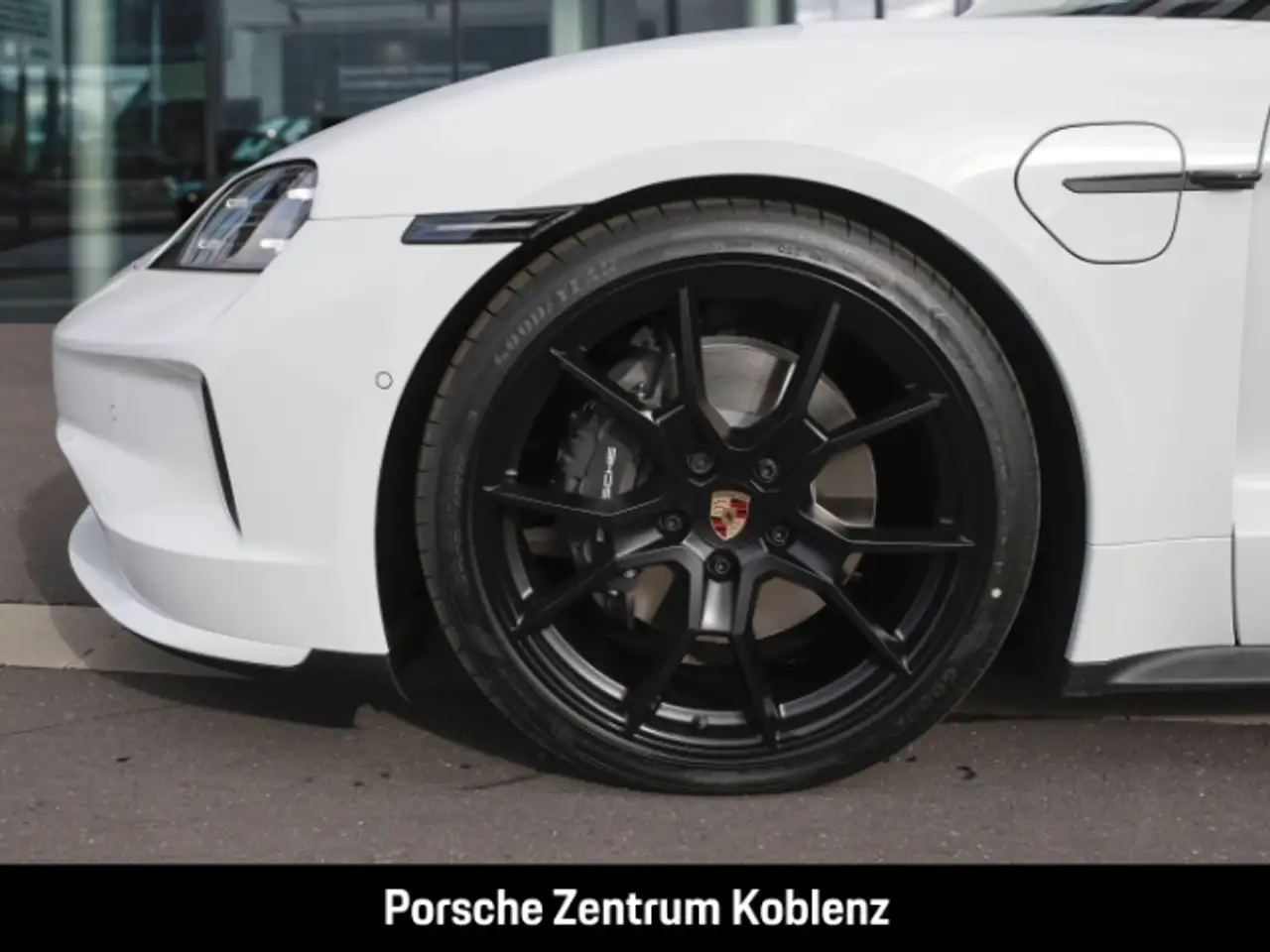 Porsche Taycan 4 11