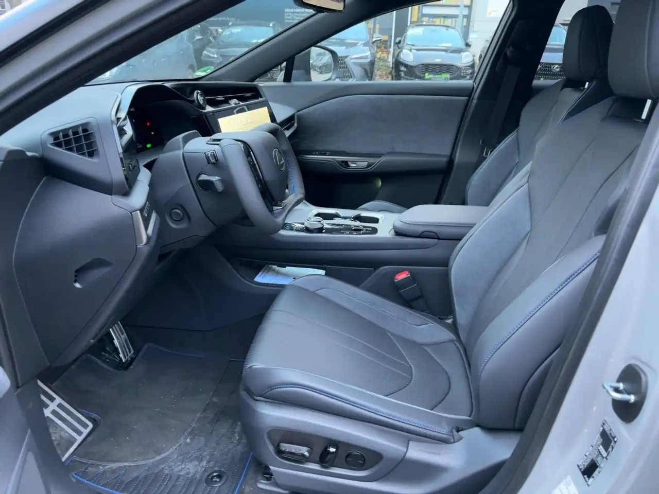 Lexus RZ 550 8