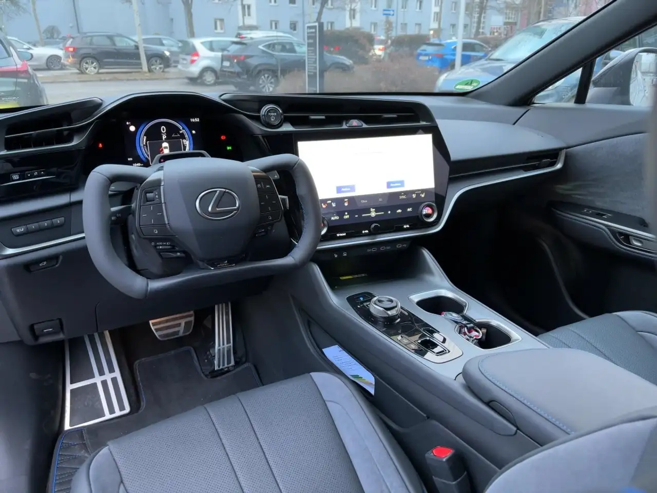 Lexus RZ 550 10