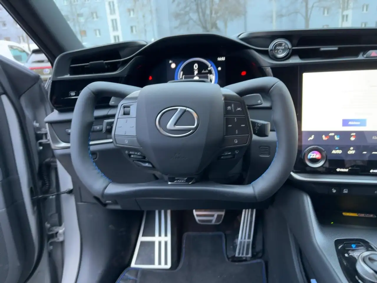Lexus RZ 550 11