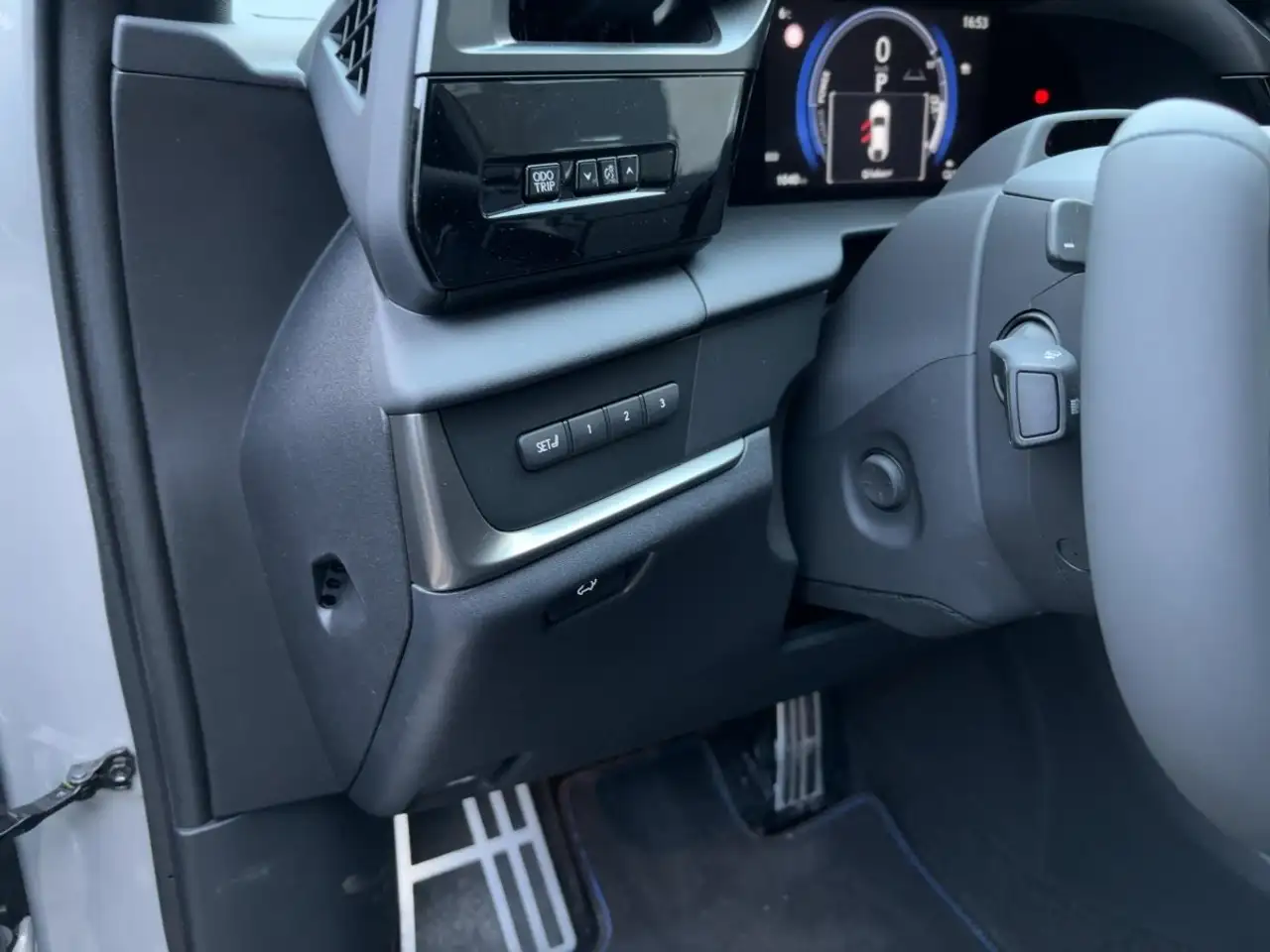 Lexus RZ 550 15