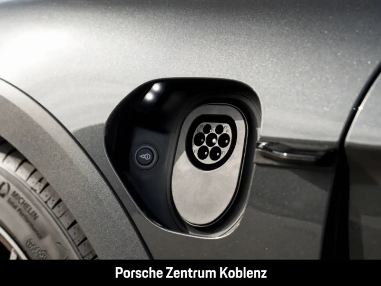 Porsche Taycan 4 10