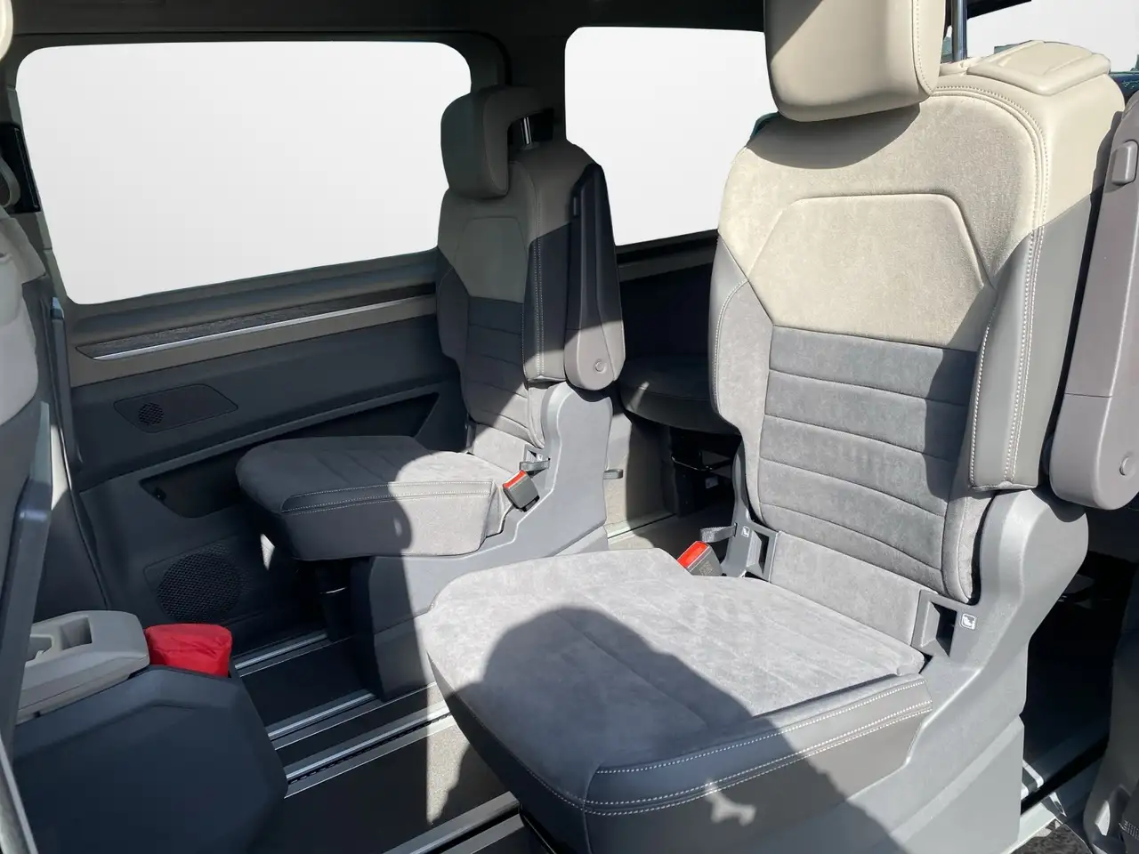 Volkswagen T7 Multivan 12