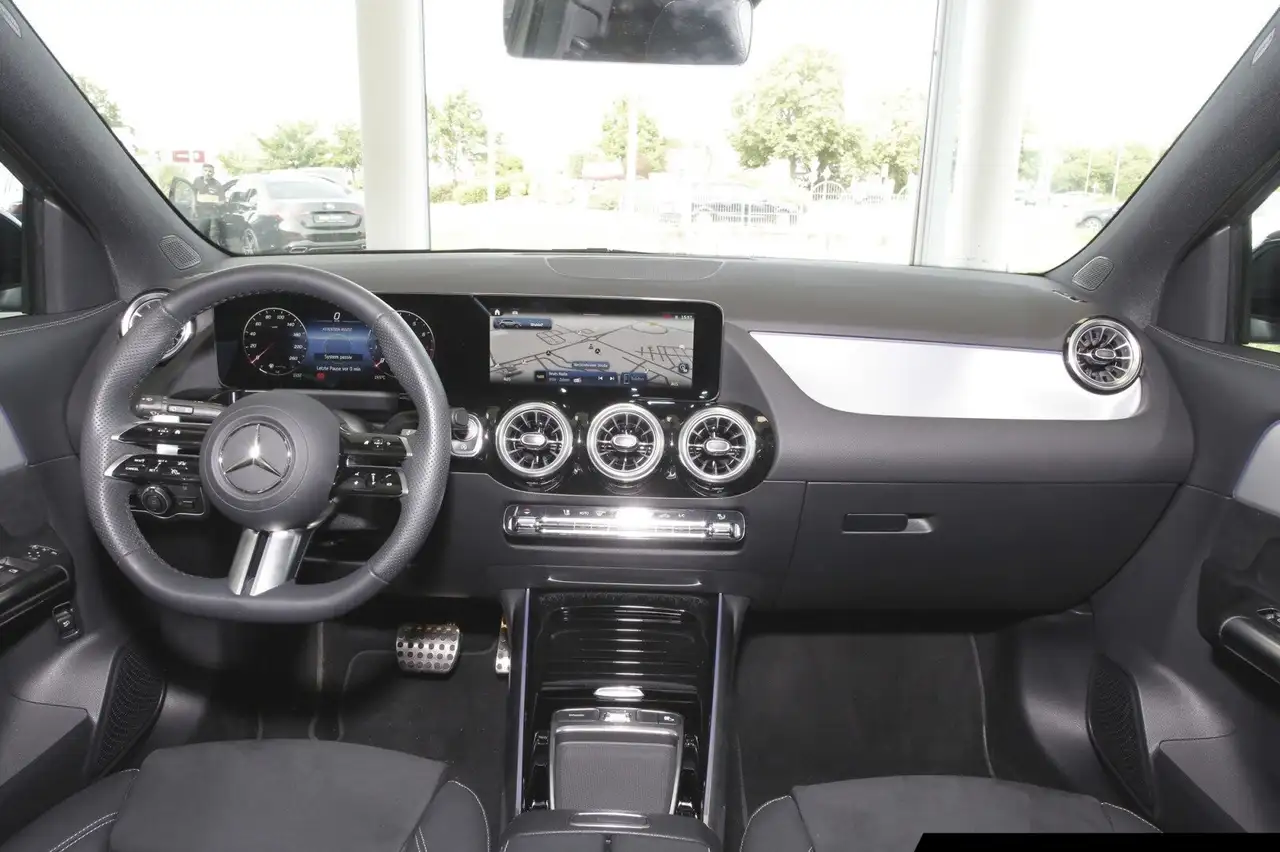 Mercedes-Benz GLA 200 9