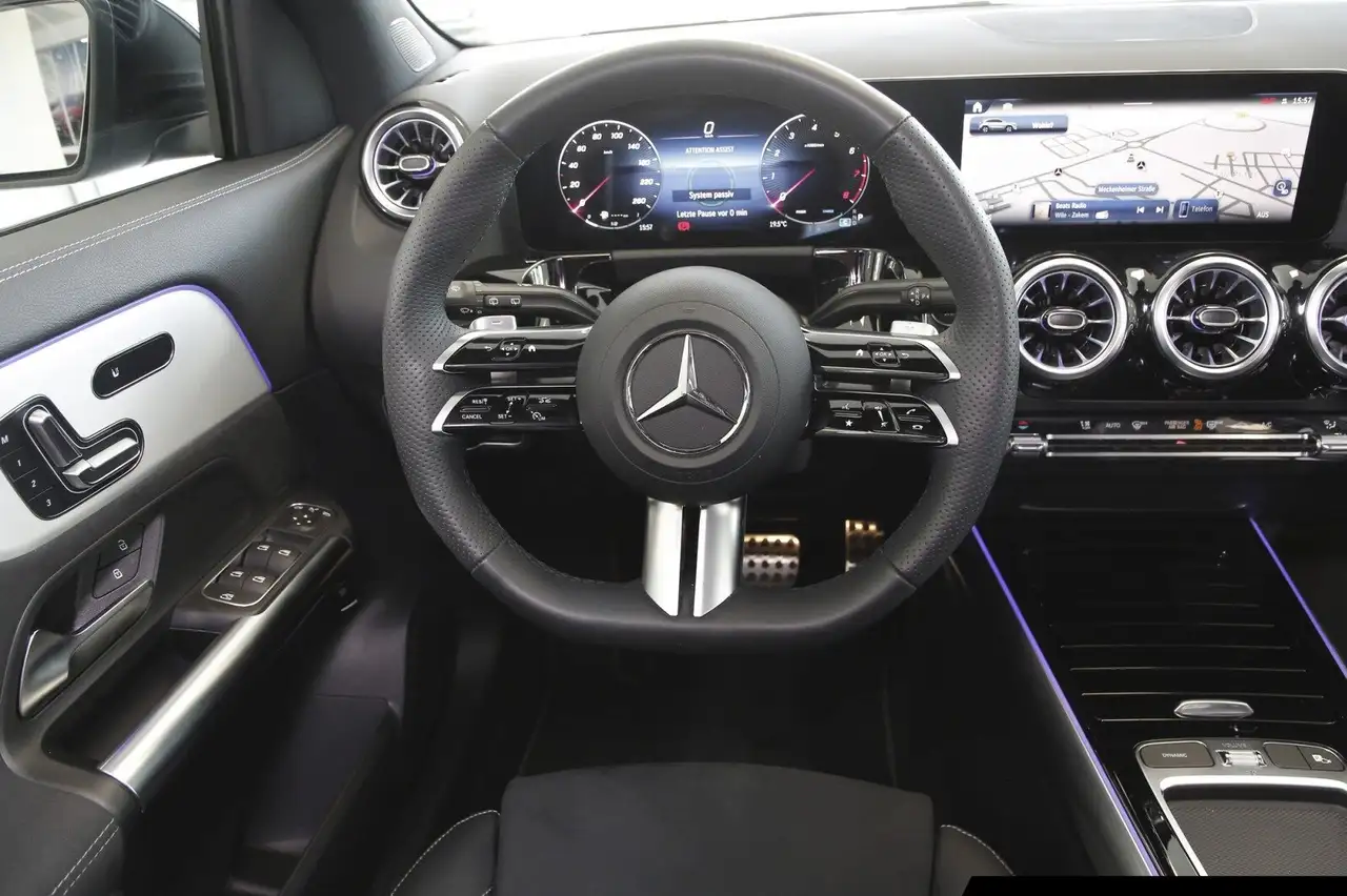 Mercedes-Benz GLA 200 11