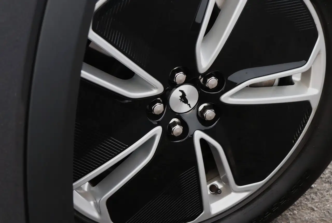 Ford Mustang 4