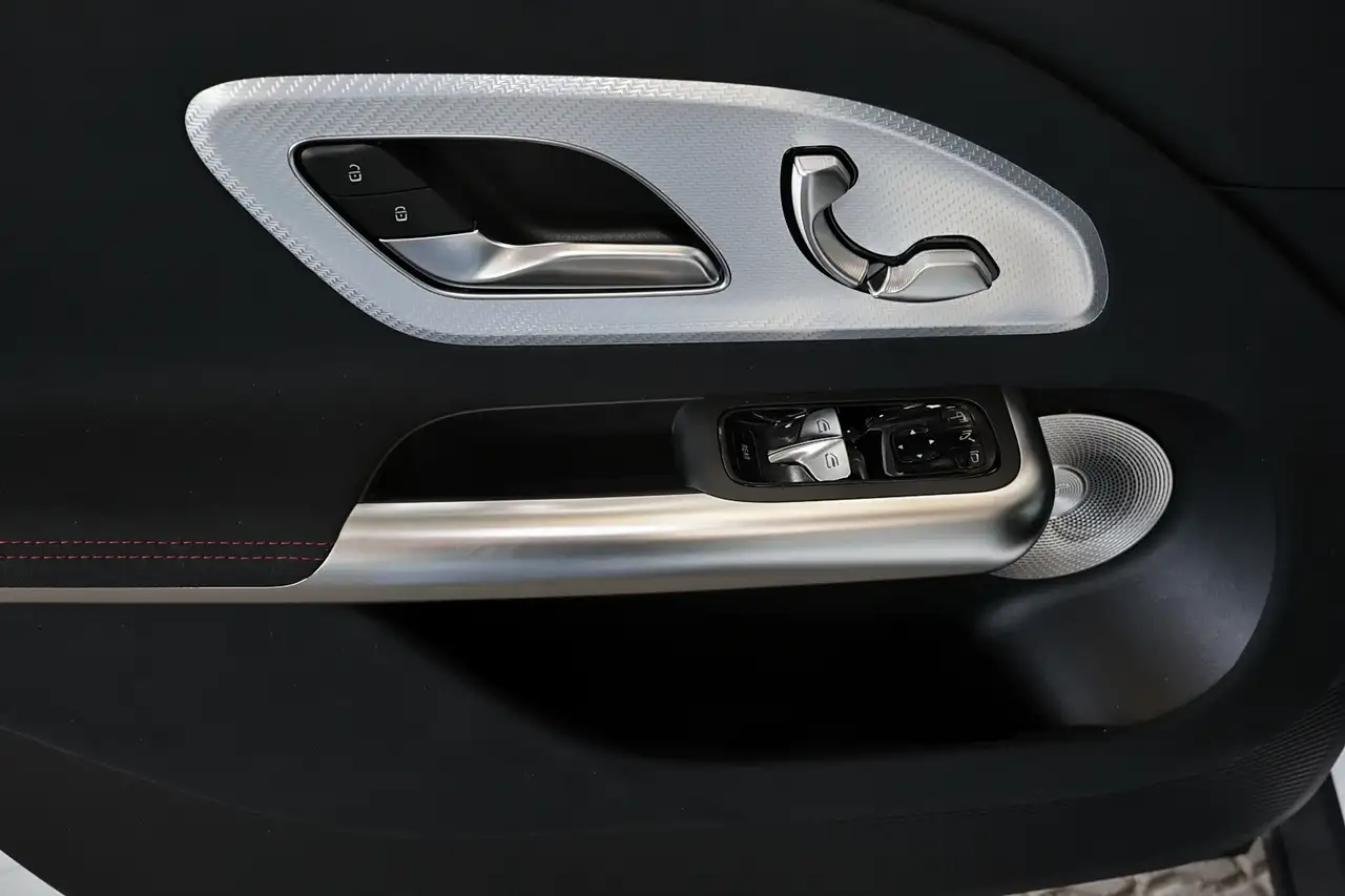 Mercedes-Benz GLB 250 12
