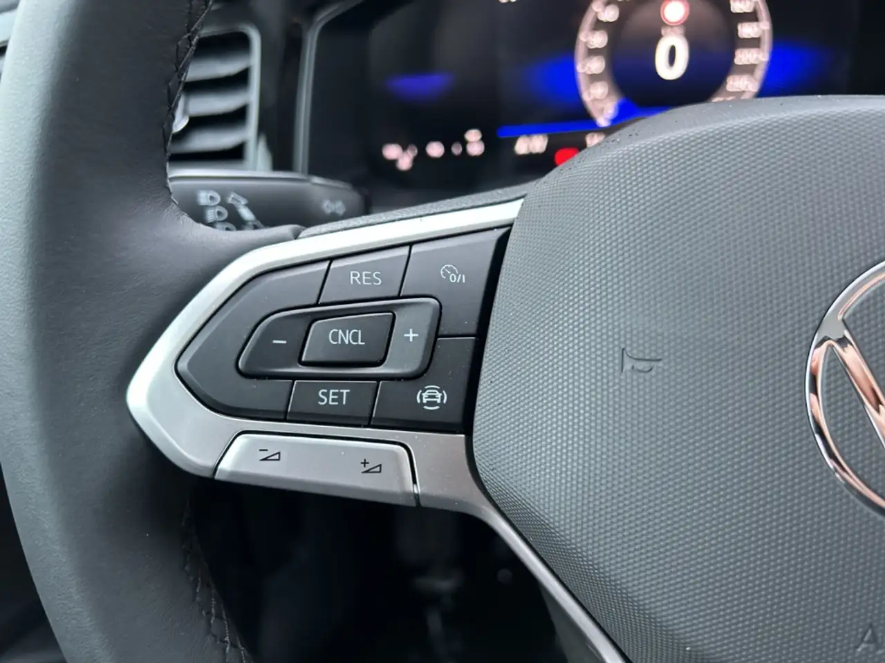 Volkswagen Polo VI 12