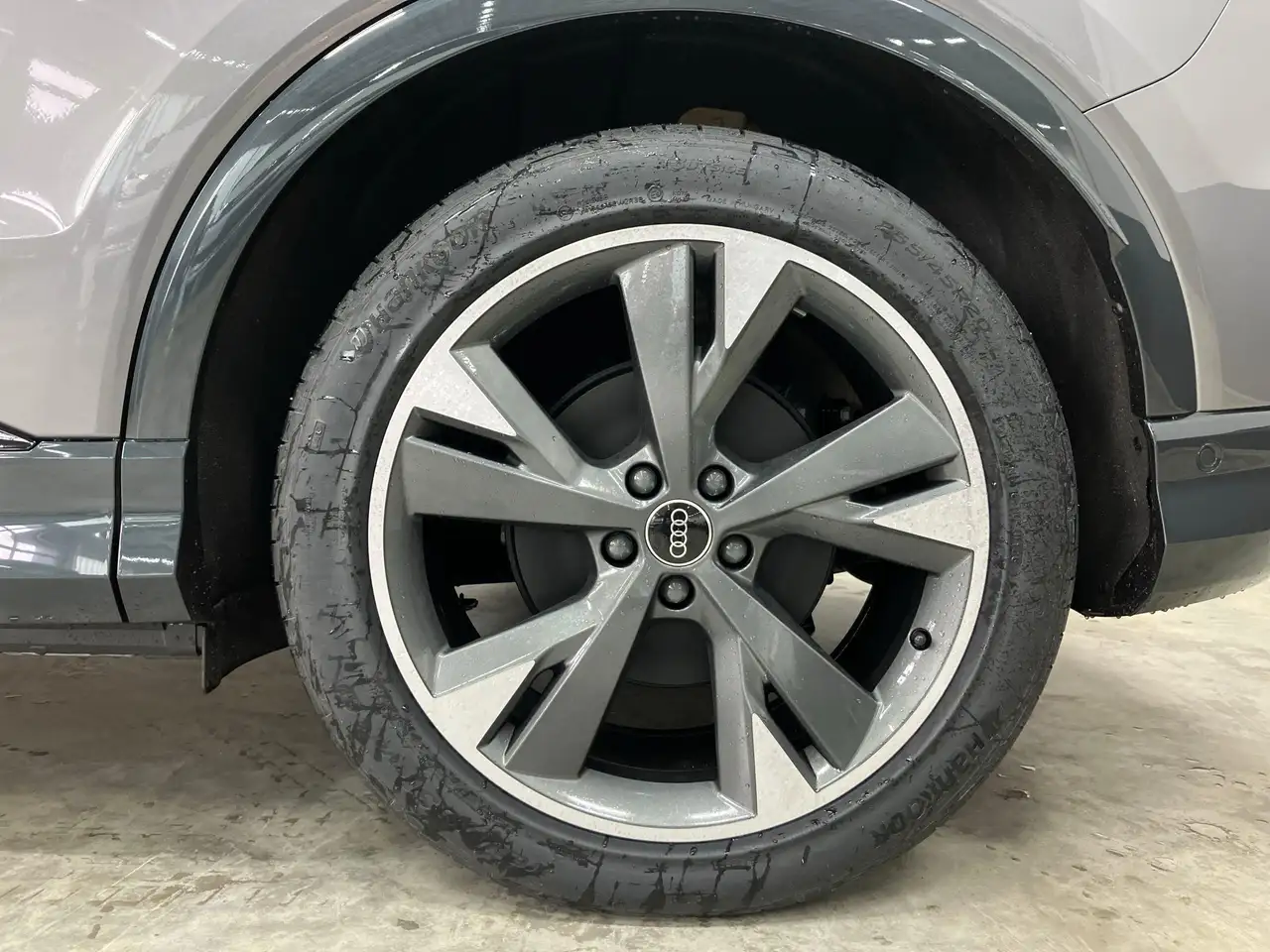 Audi Q4 8