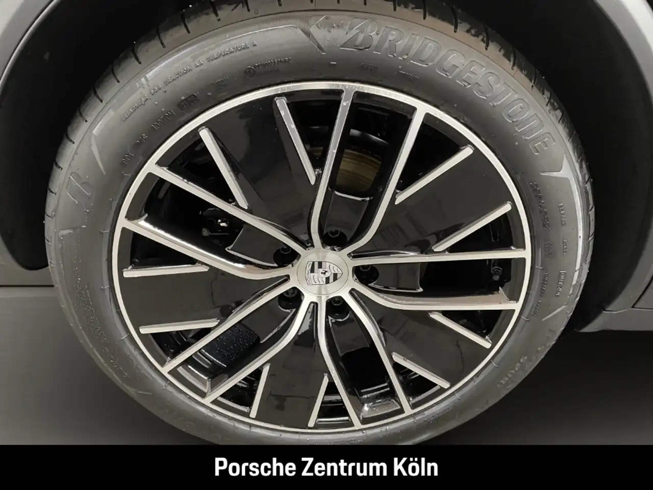 Porsche Macan 4 10