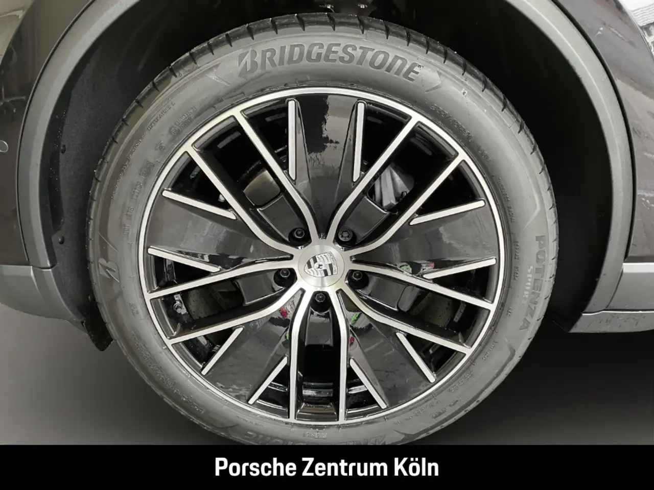 Porsche Macan 4 12