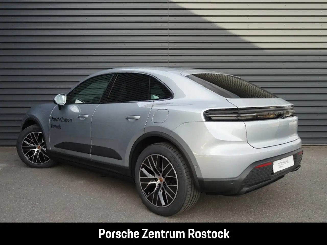 Porsche Macan 4 3
