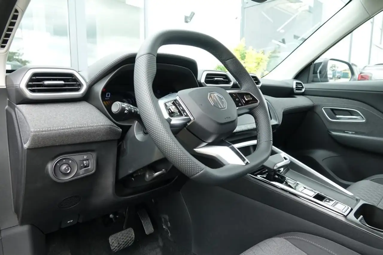 MG ZS Hybrid+ 11