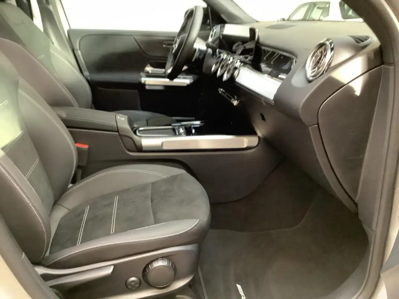 Mercedes-Benz GLB 220 6