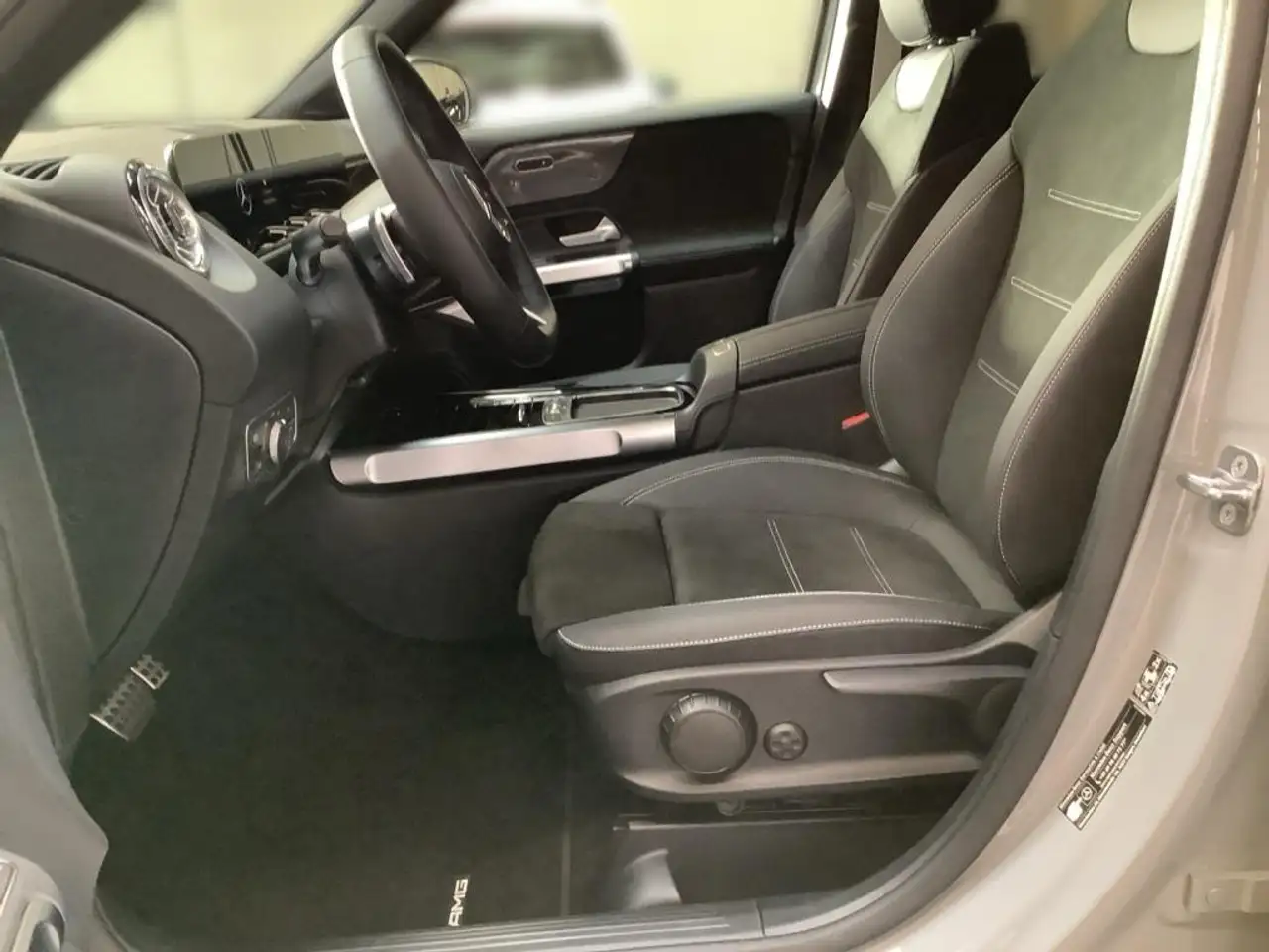 Mercedes-Benz GLB 220 8