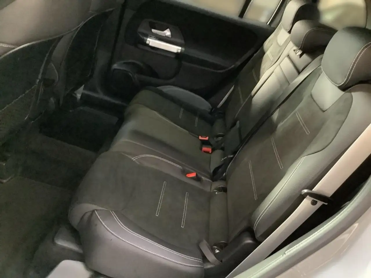 Mercedes-Benz GLB 220 13