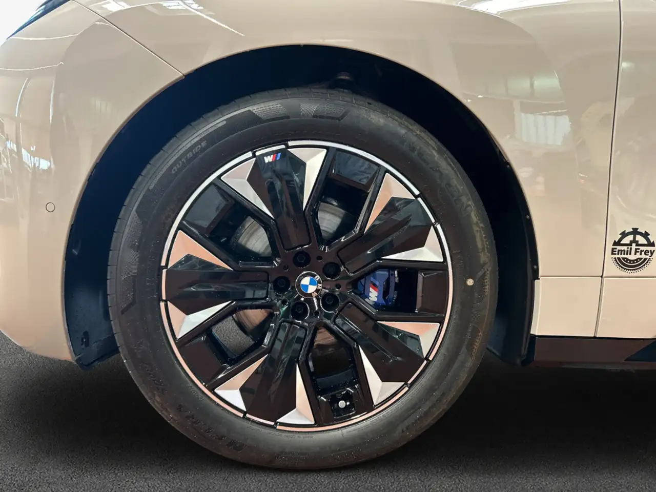 BMW iX 8