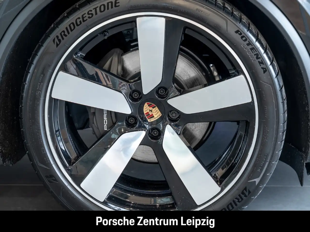 Porsche Macan 4 10