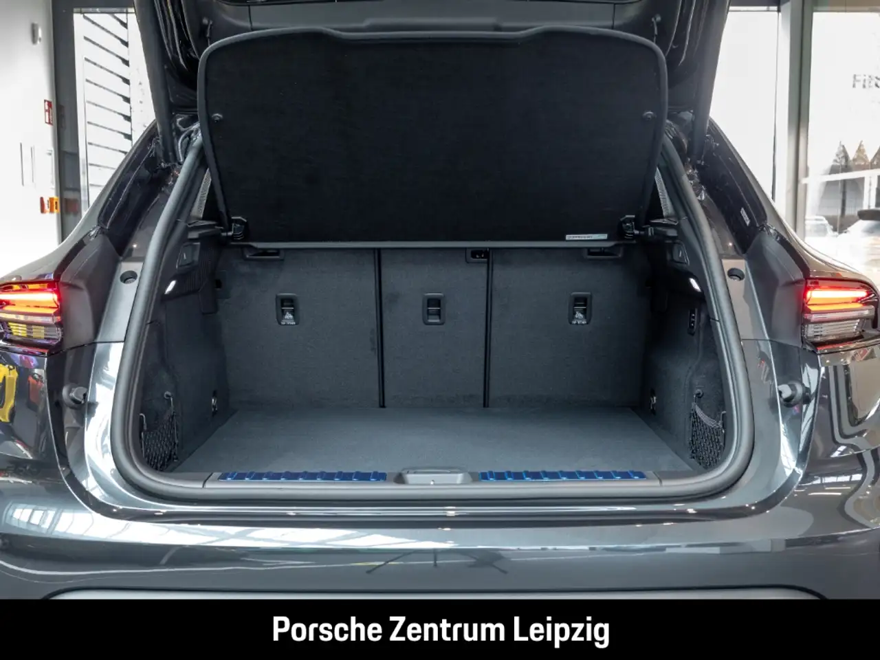 Porsche Macan 4 12