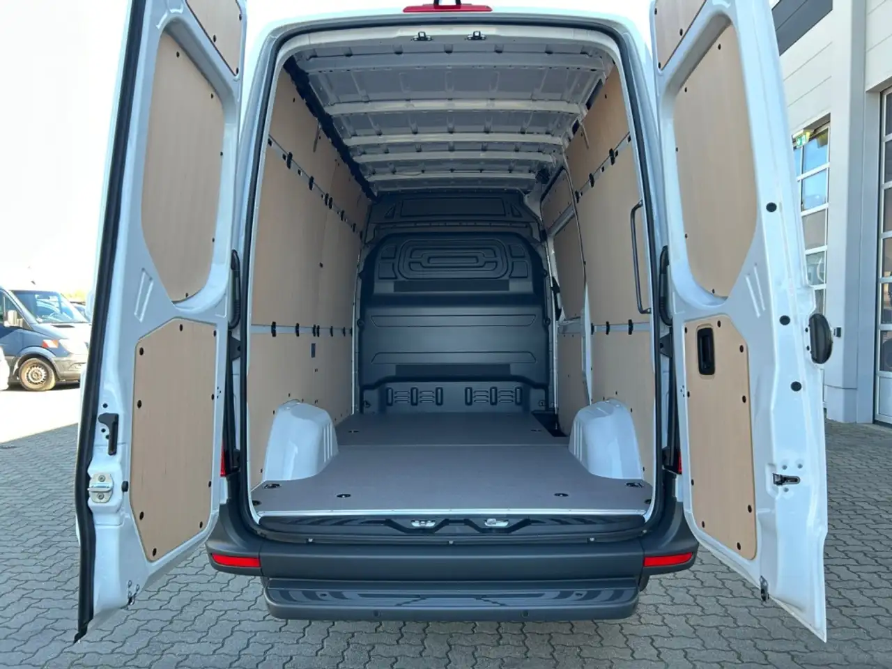 Mercedes-Benz Sprinter 317 13