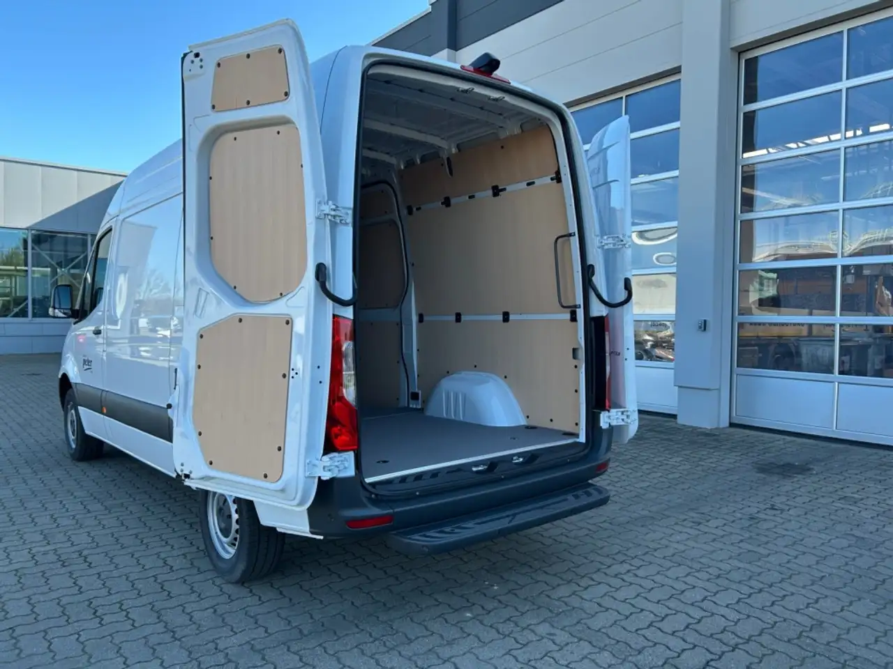Mercedes-Benz Sprinter 317 14