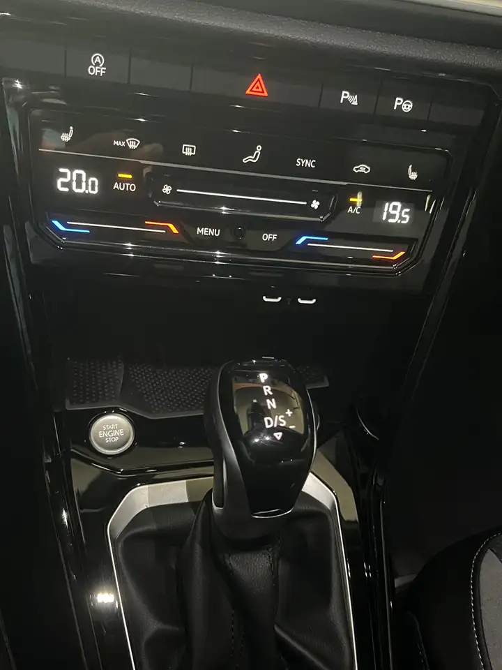 Volkswagen T-Roc 12