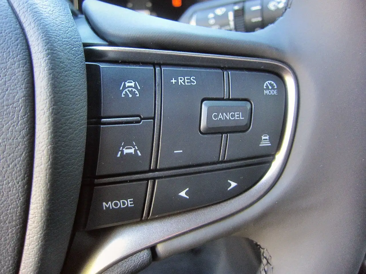 Lexus UX 13