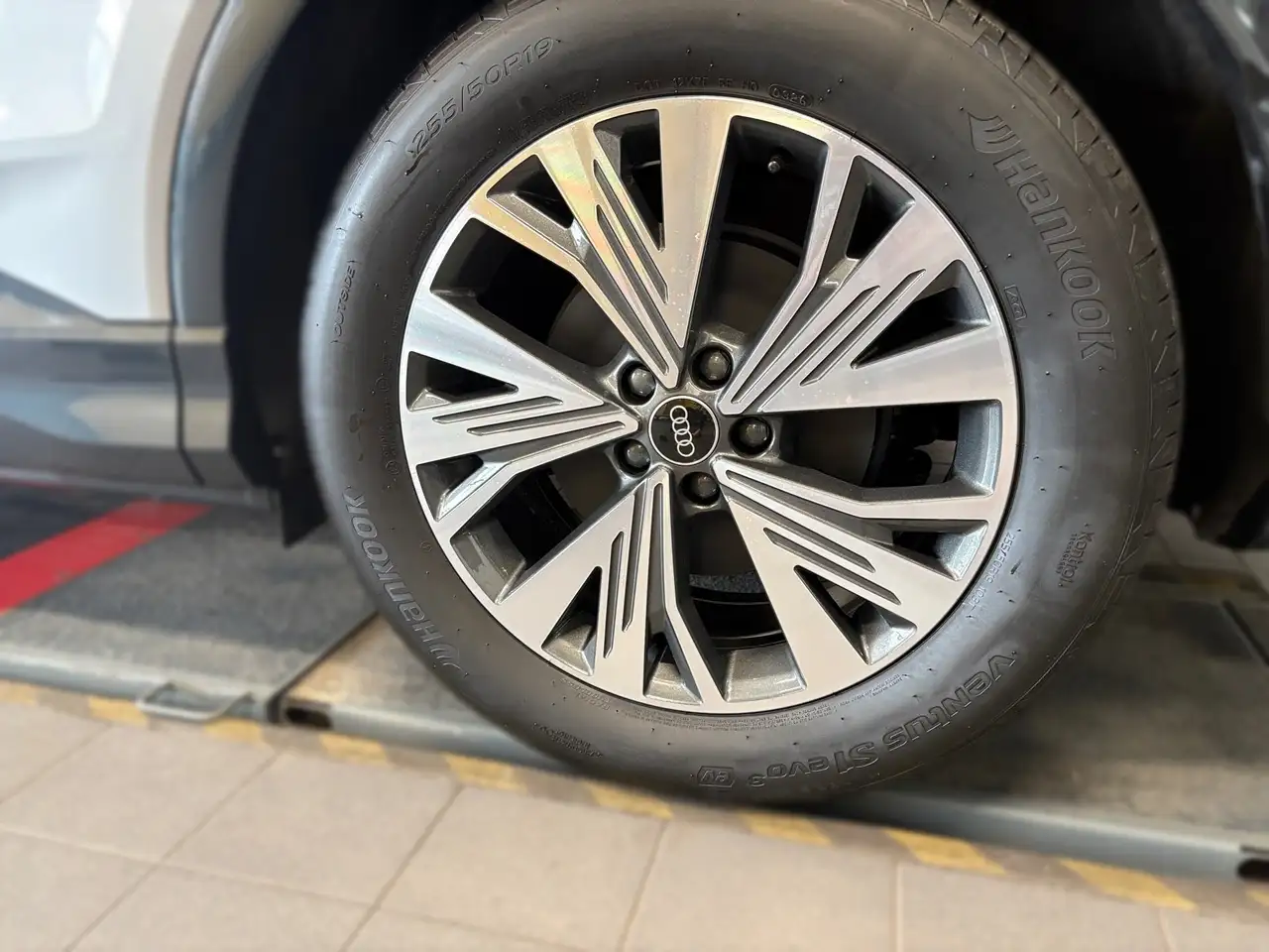 Audi Q4 7
