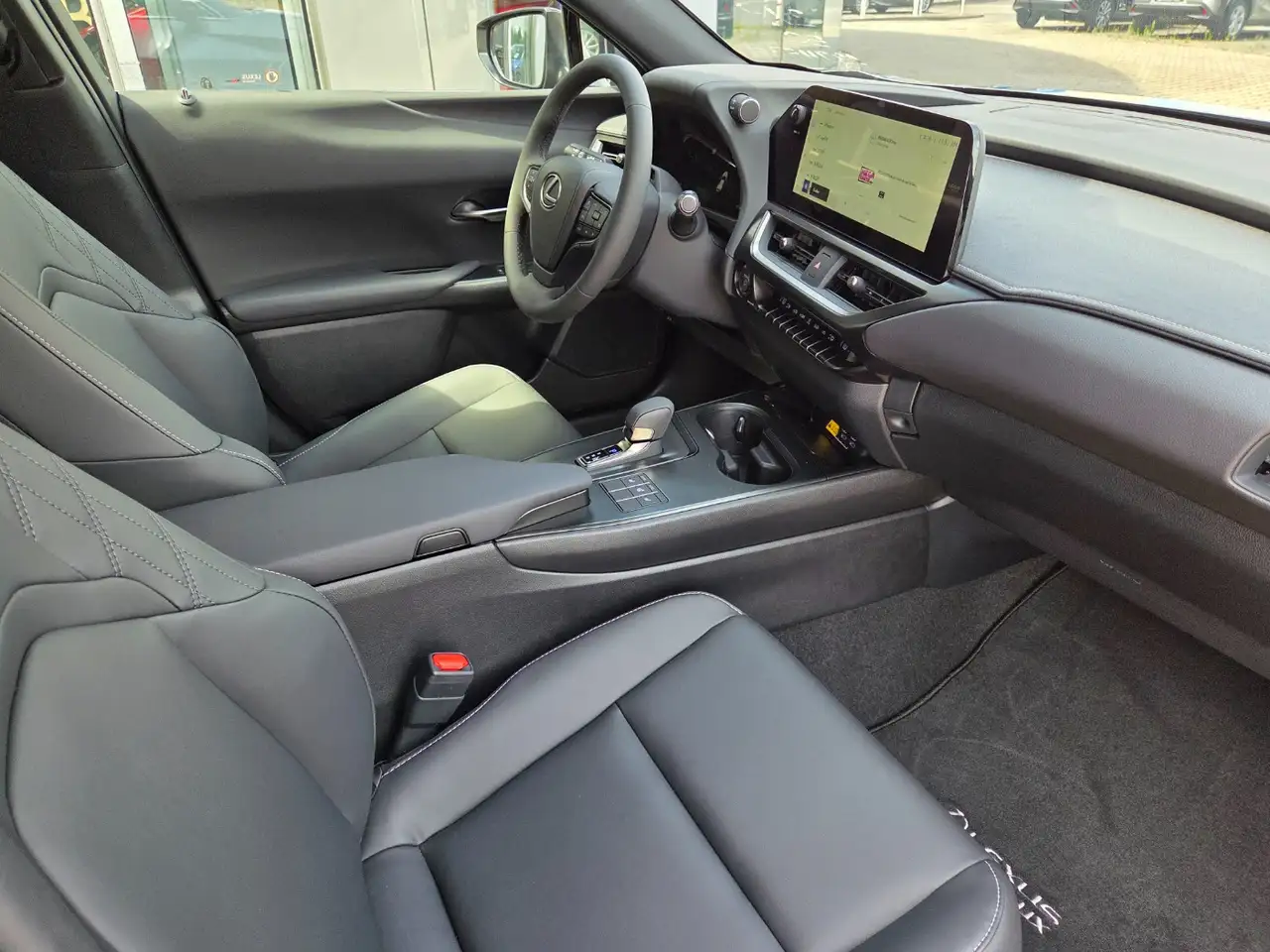 Lexus UX 8