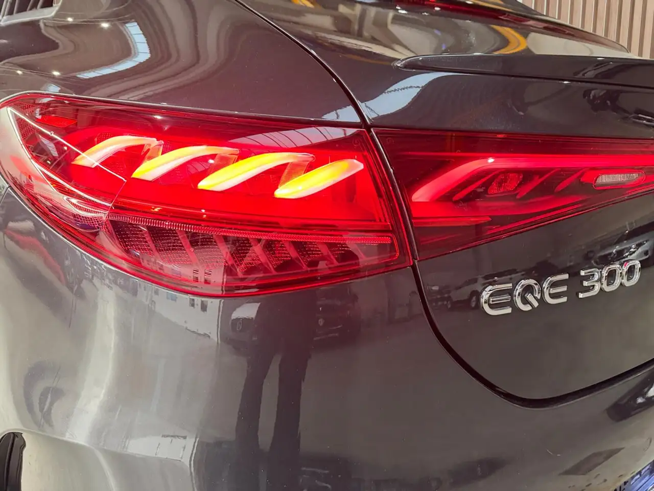 Mercedes-Benz EQE 300 10