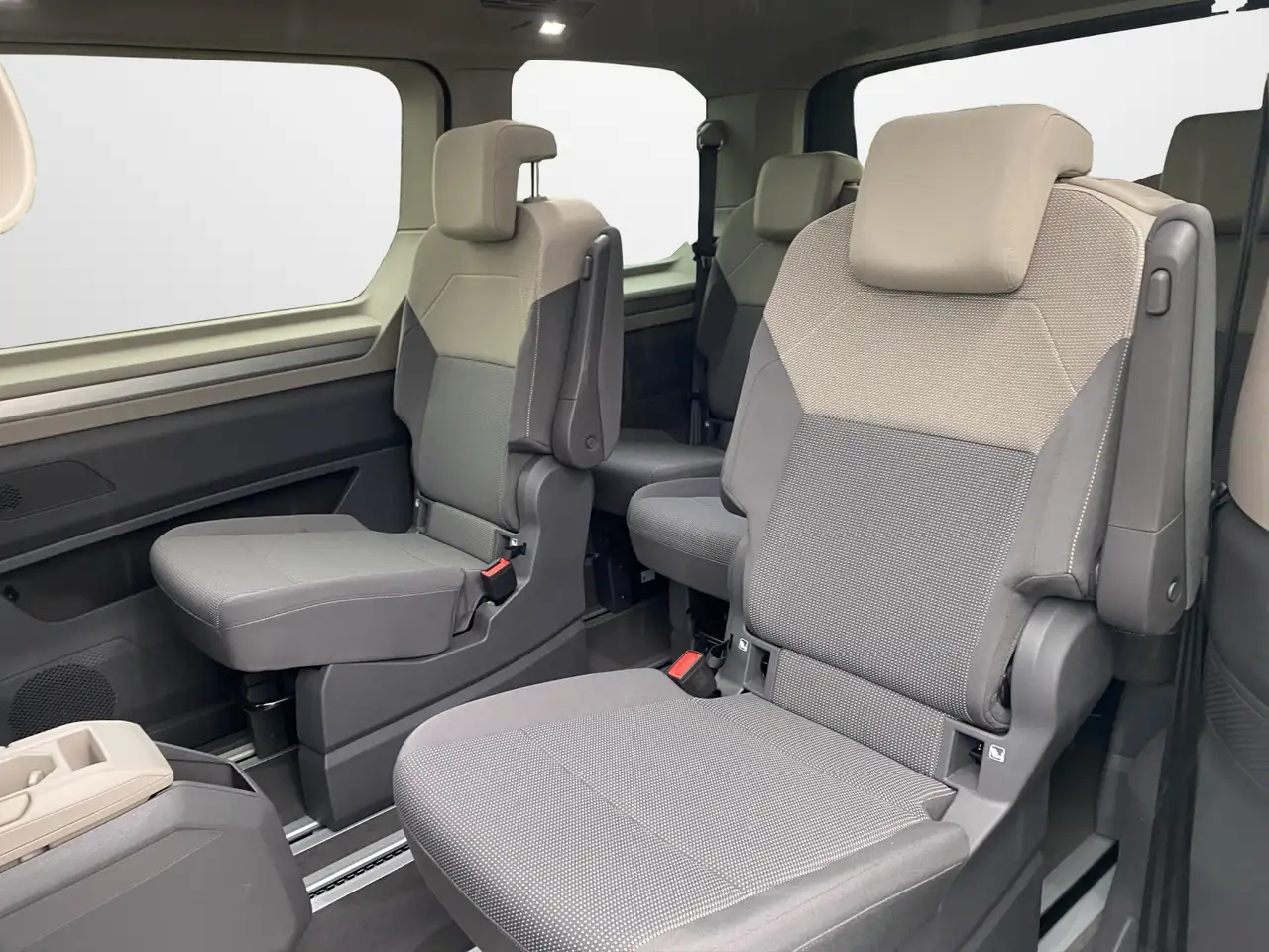 Volkswagen T7 Multivan 12