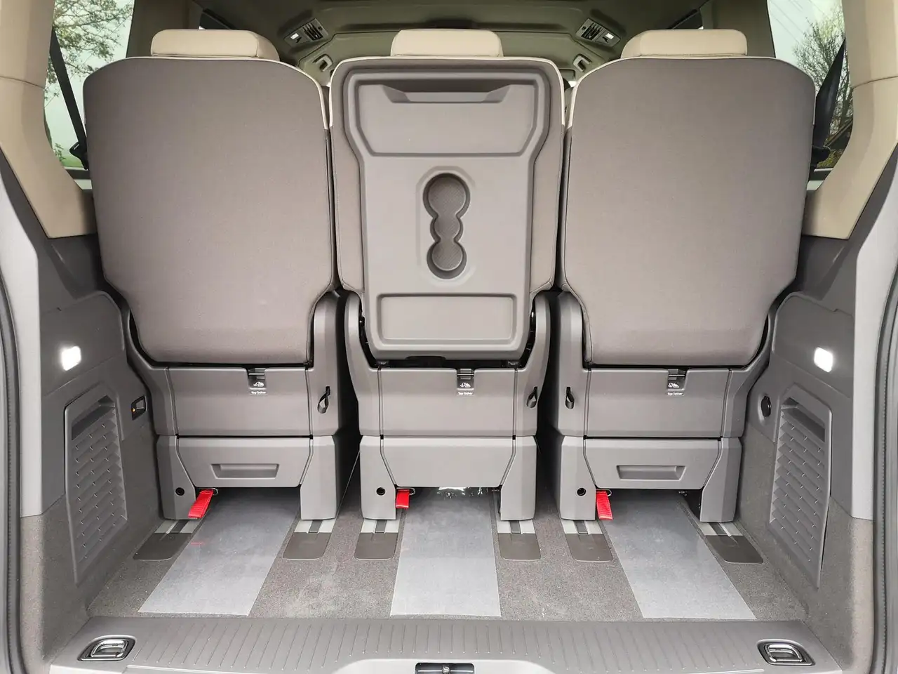 Volkswagen T7 Multivan 12