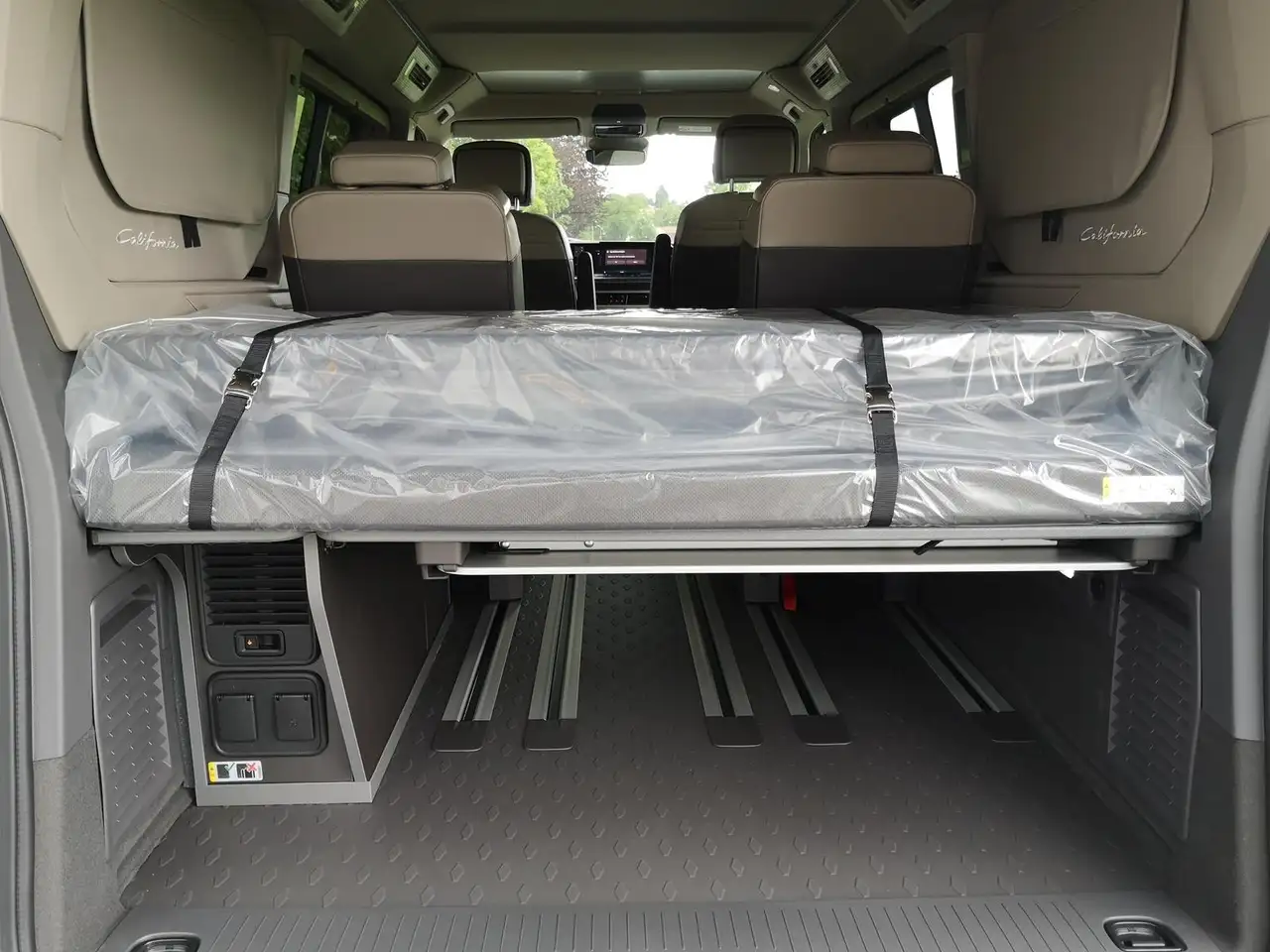 Volkswagen T7 California 11