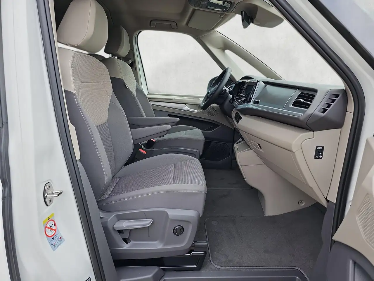 Volkswagen T7 Multivan 11