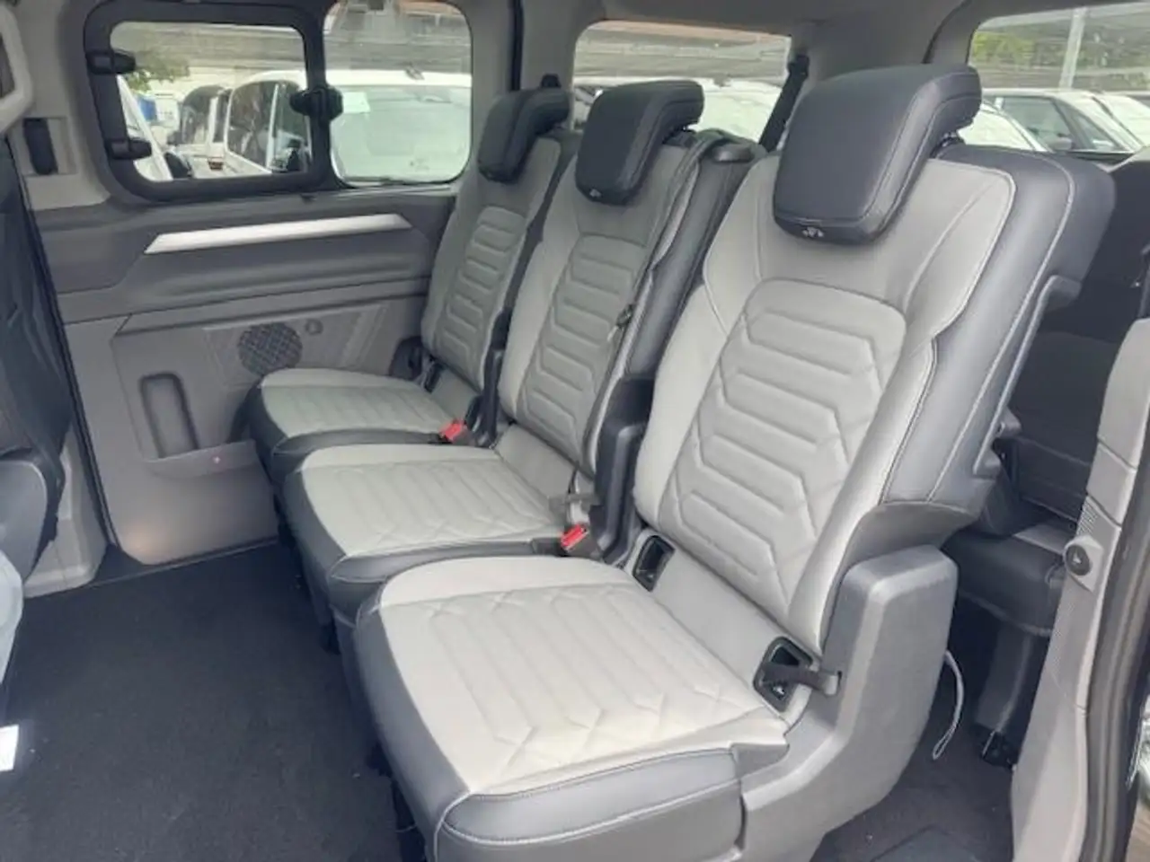 Volkswagen T7 Caravelle 8