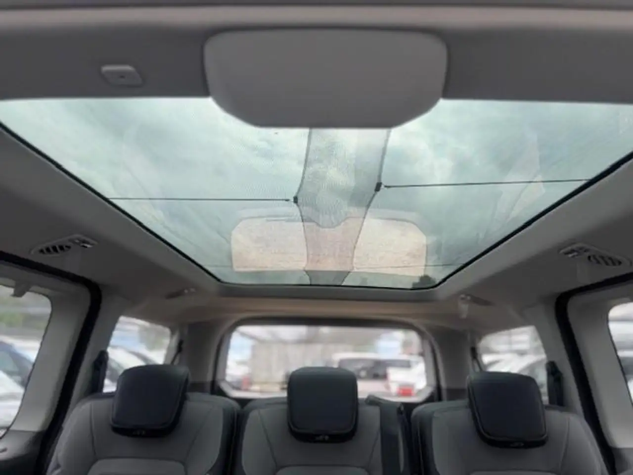 Volkswagen T7 Caravelle 9