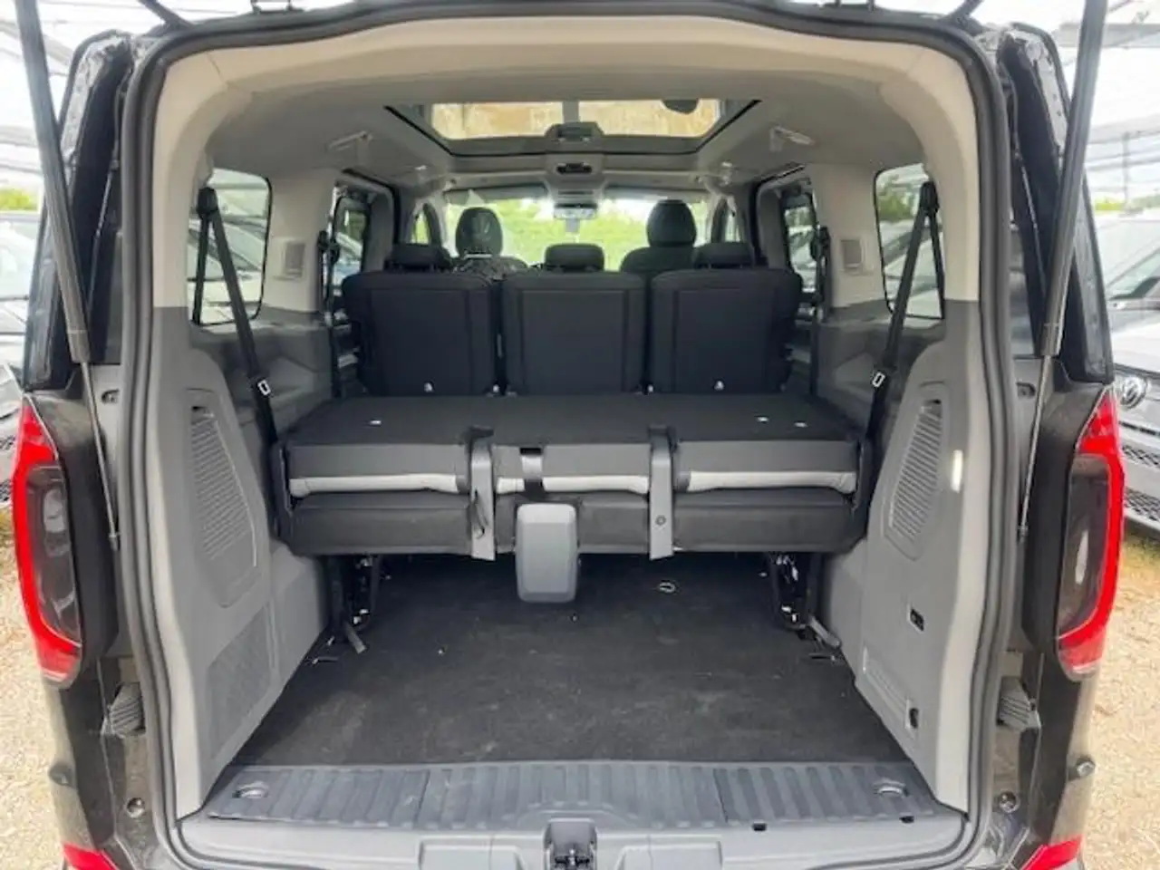 Volkswagen T7 Caravelle 10