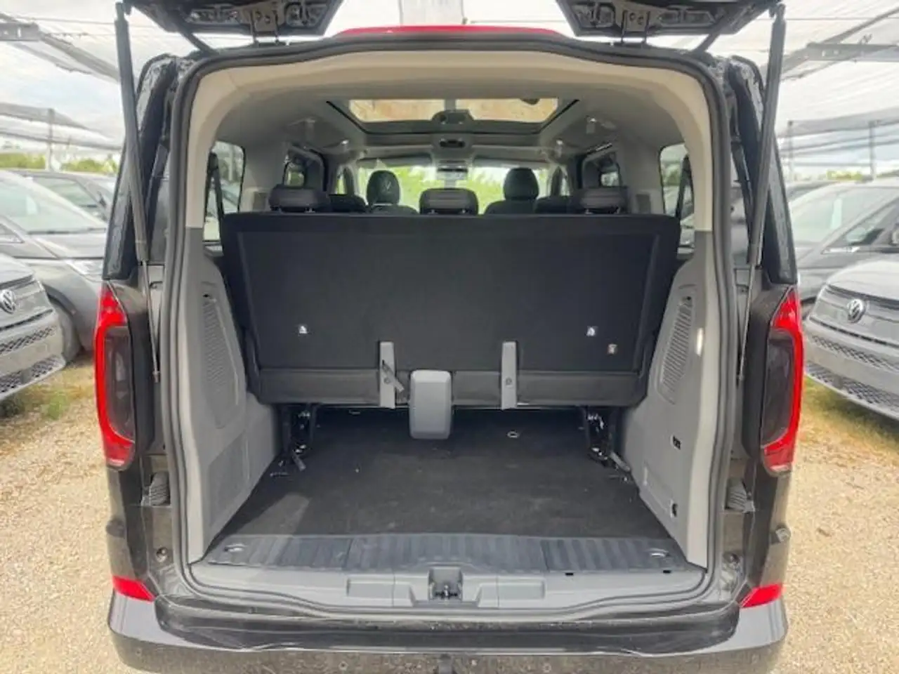 Volkswagen T7 Caravelle 11