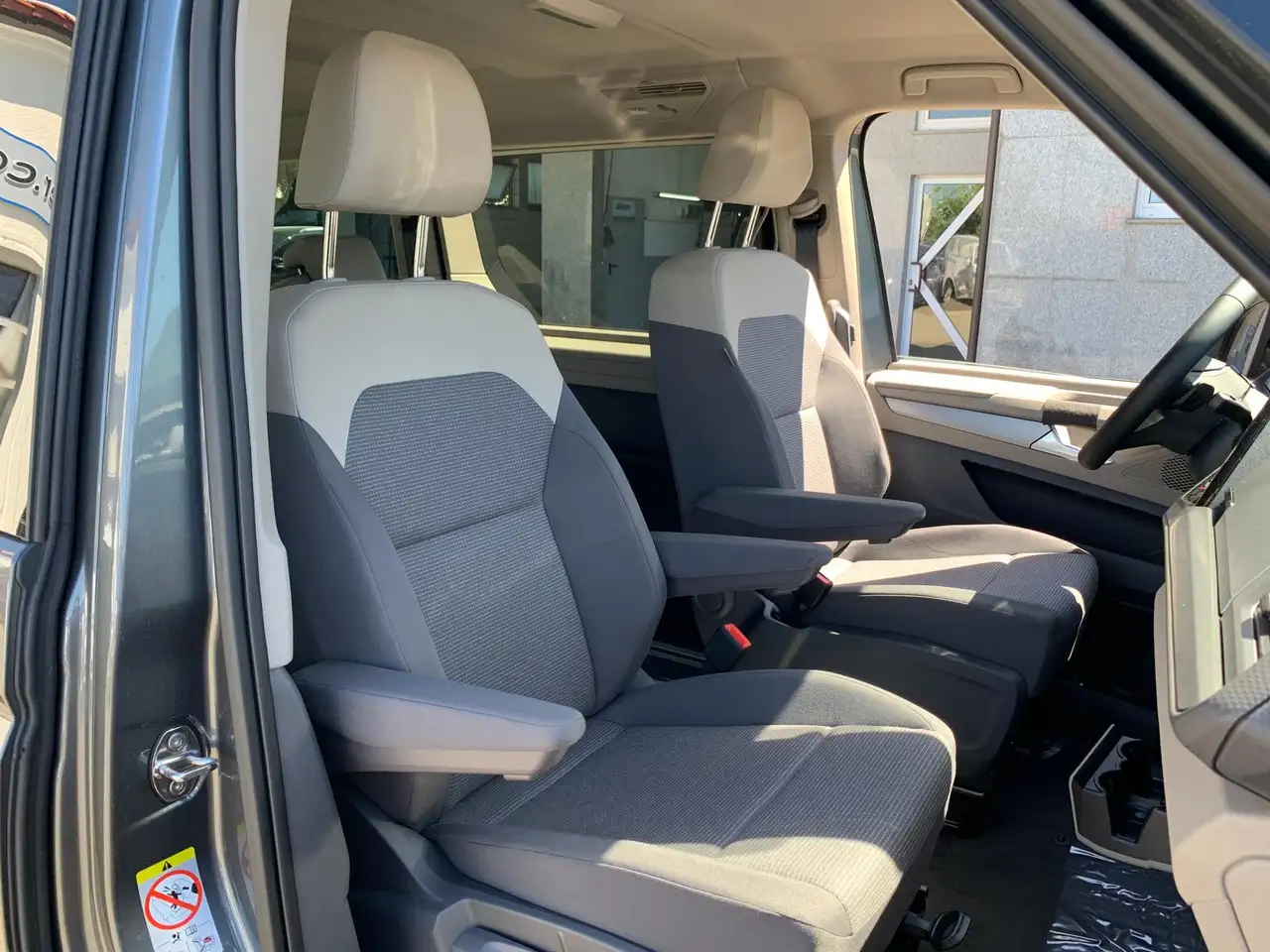 Volkswagen T7 Multivan 11