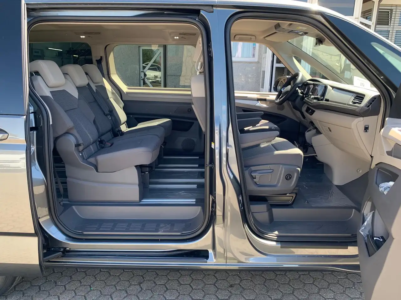 Volkswagen T7 Multivan 12