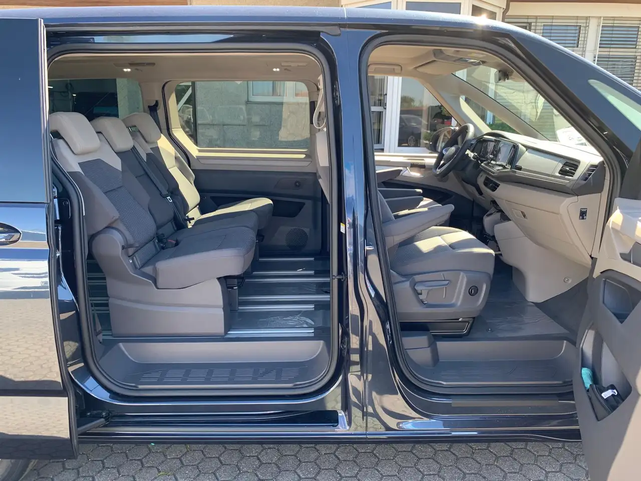 Volkswagen T7 Multivan 12