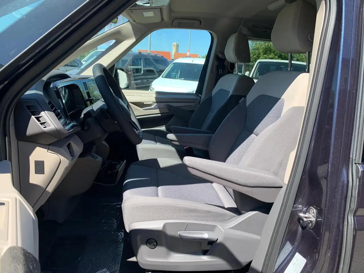 Volkswagen T7 Multivan 12