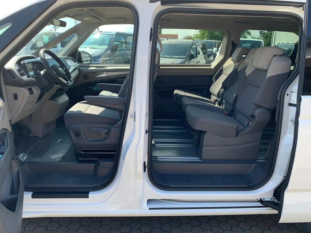 Volkswagen T7 Multivan 12