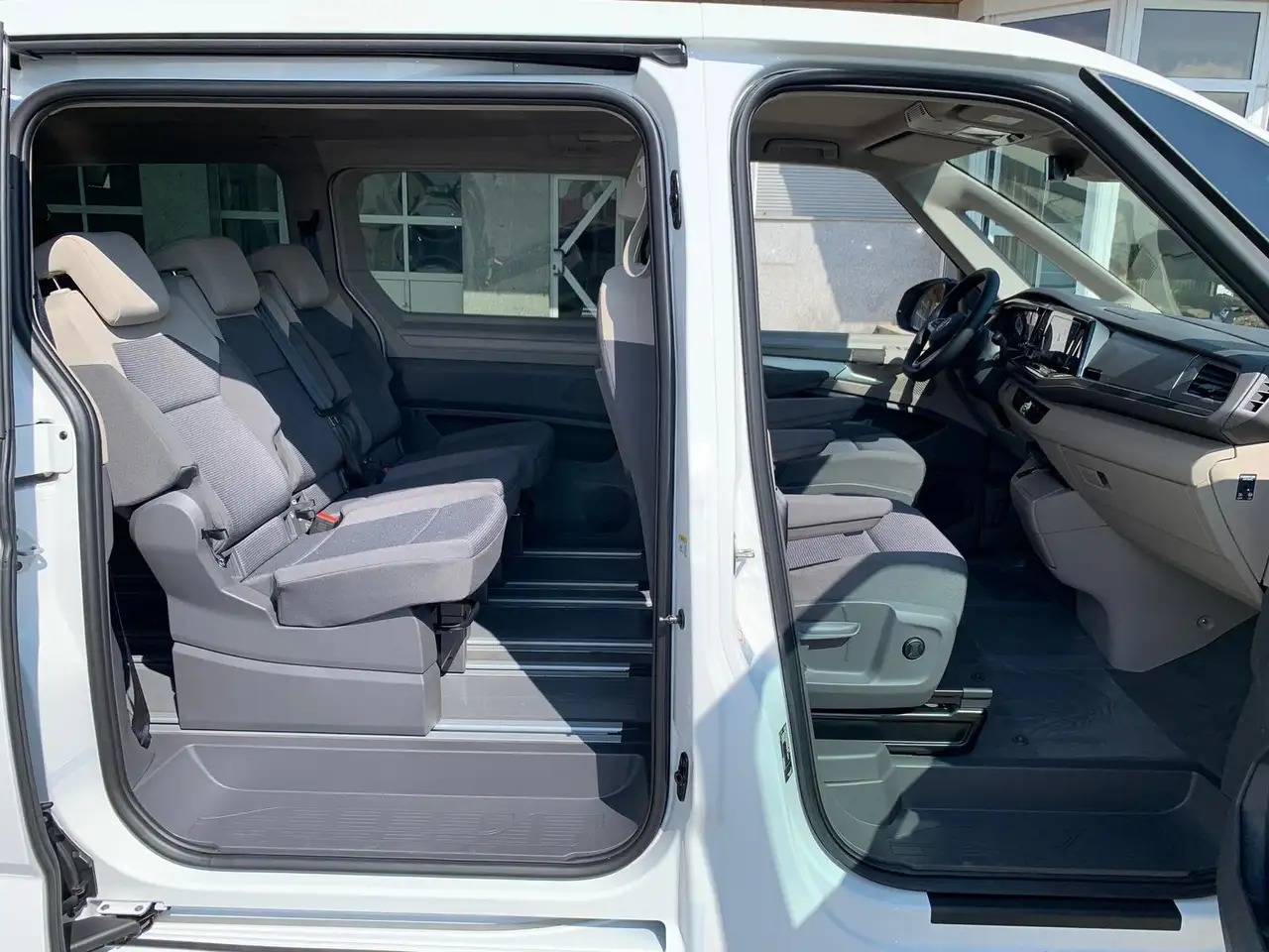 Volkswagen T7 Multivan 16