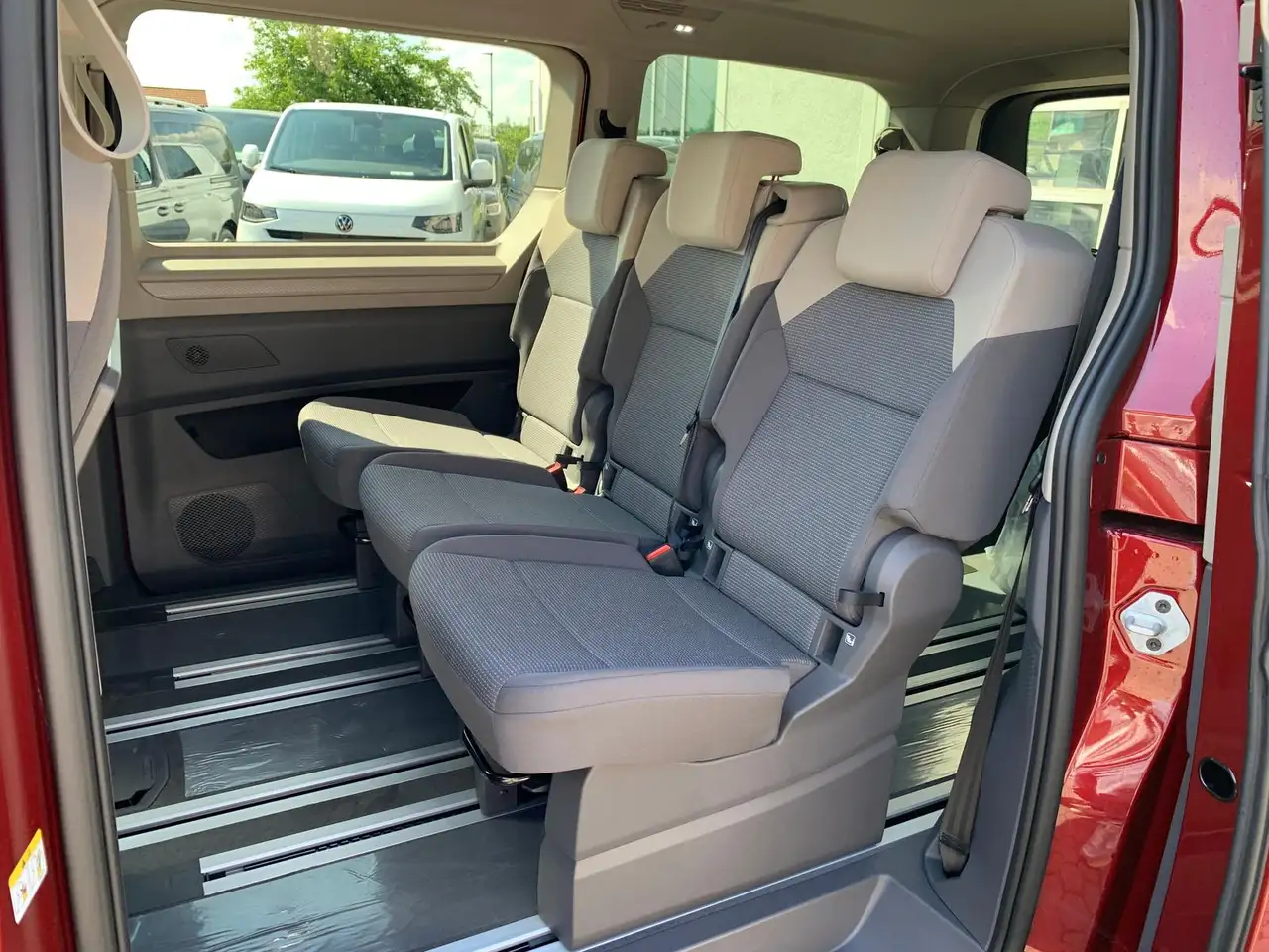 Volkswagen T7 Multivan 13