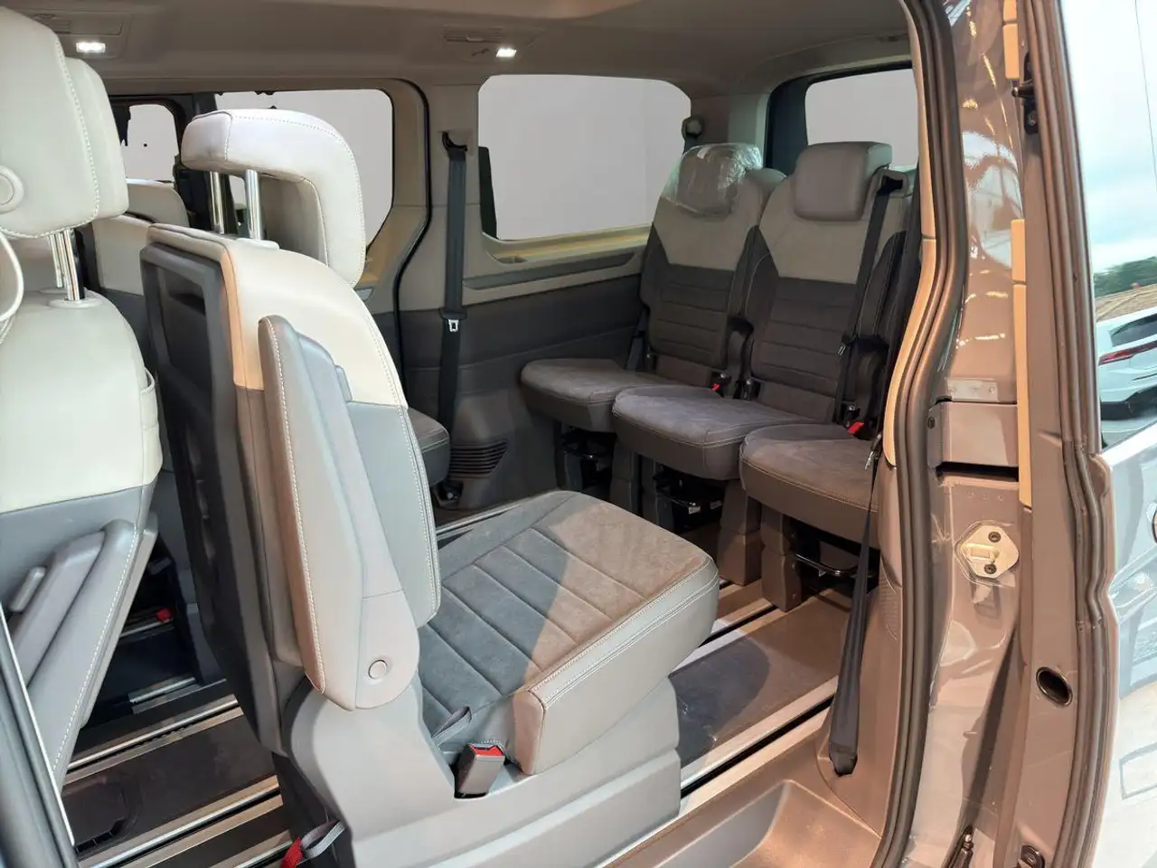 Volkswagen T7 Multivan 11