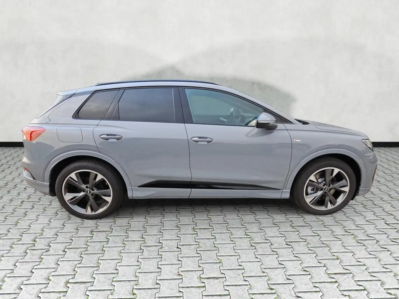 Audi Q4 9