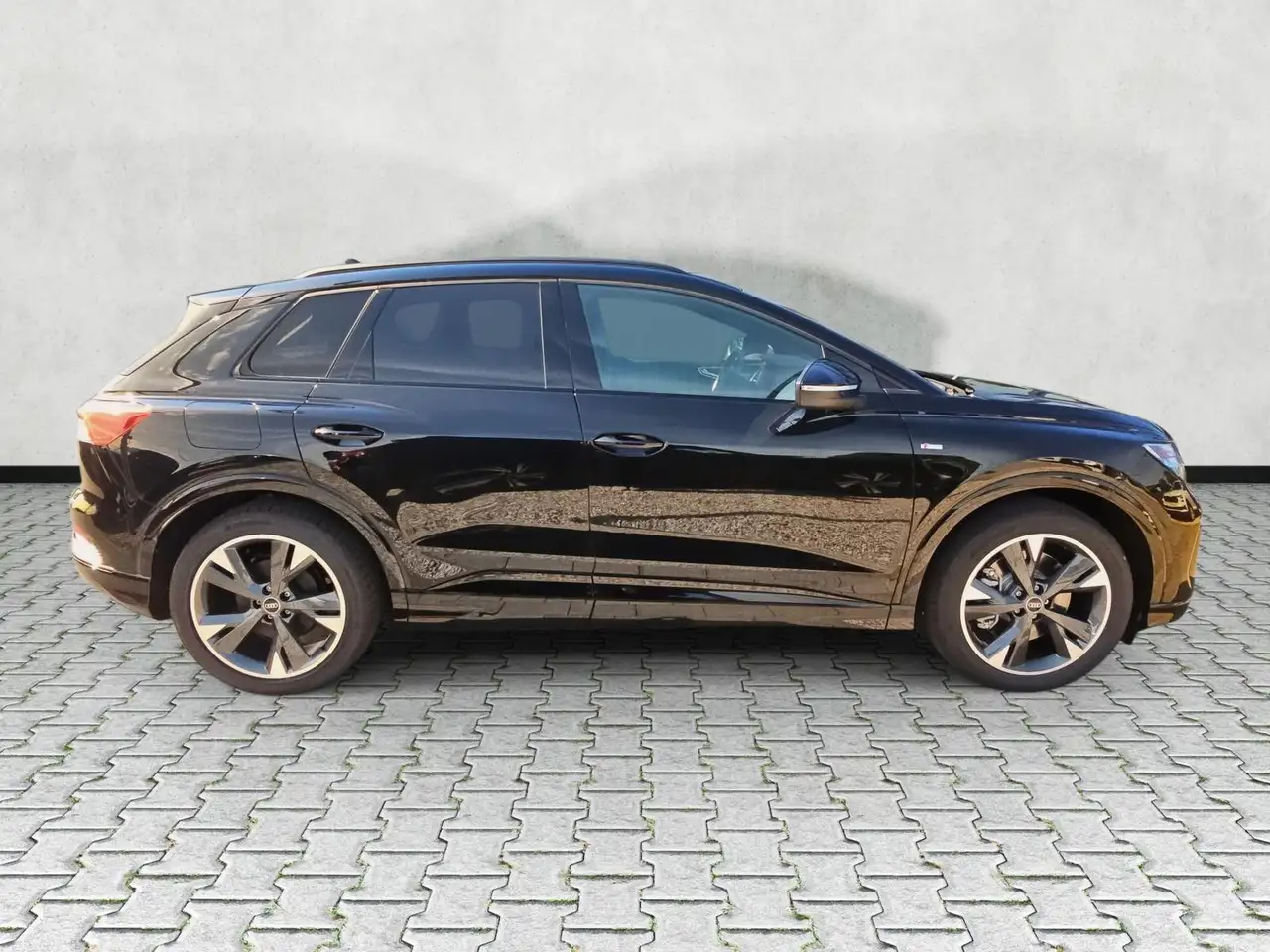 Audi Q4 9